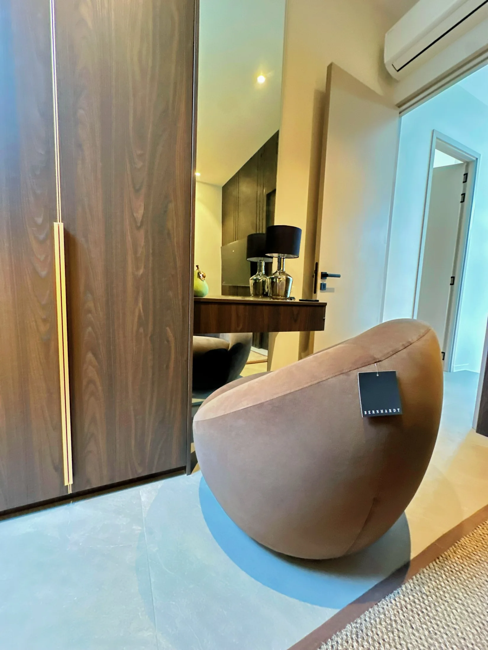 ภาพห้องน้ำ ทรงกลม กระจก ที่ Charm Pool Villa Honeywood ราไวย์ ภูเก็ต ประเทศไทย