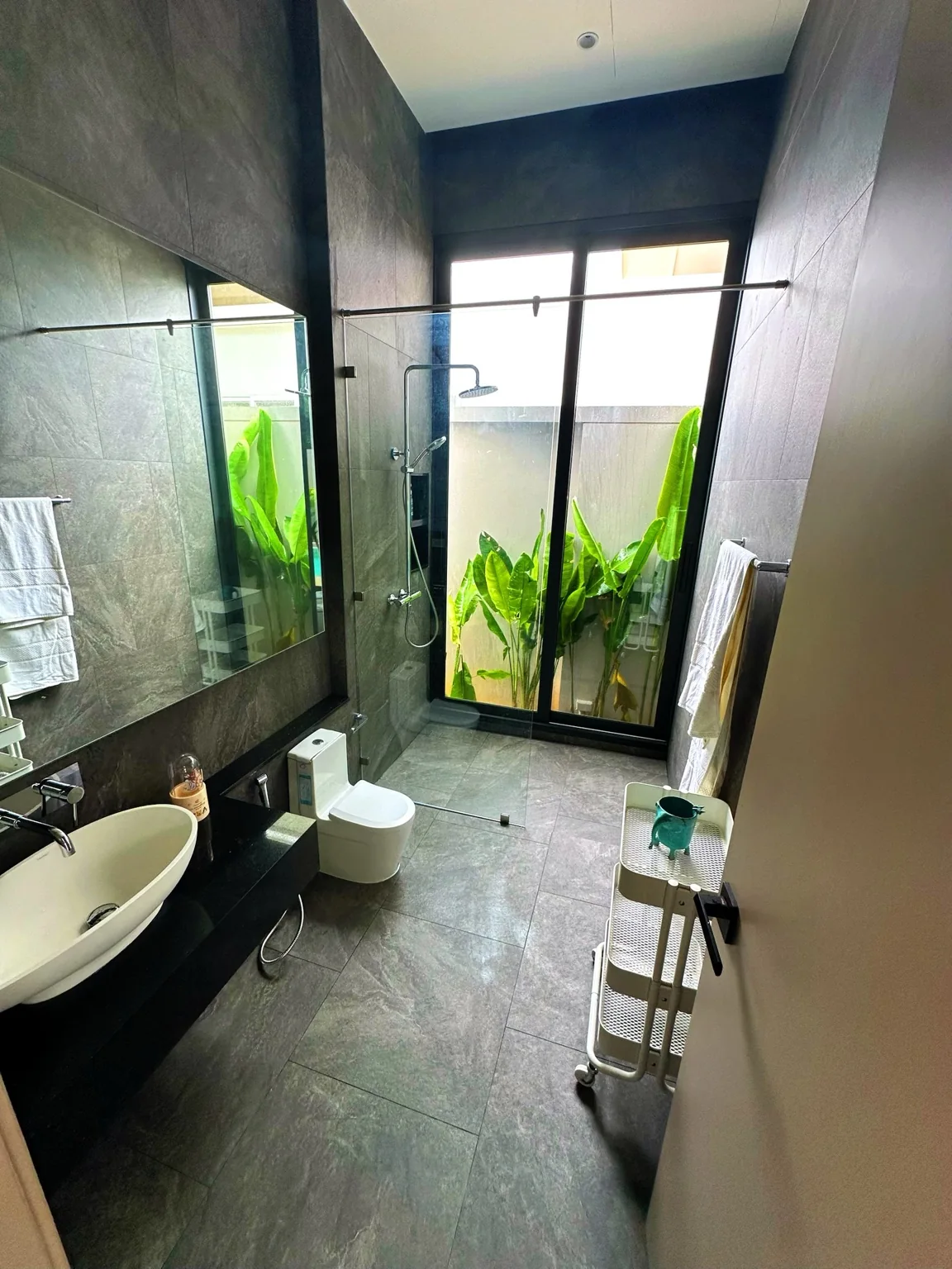 ภาพห้องน้ำ ฝักบัว ที่ Charm Pool Villa Honeywood ราไวย์ ภูเก็ต ประเทศไทย