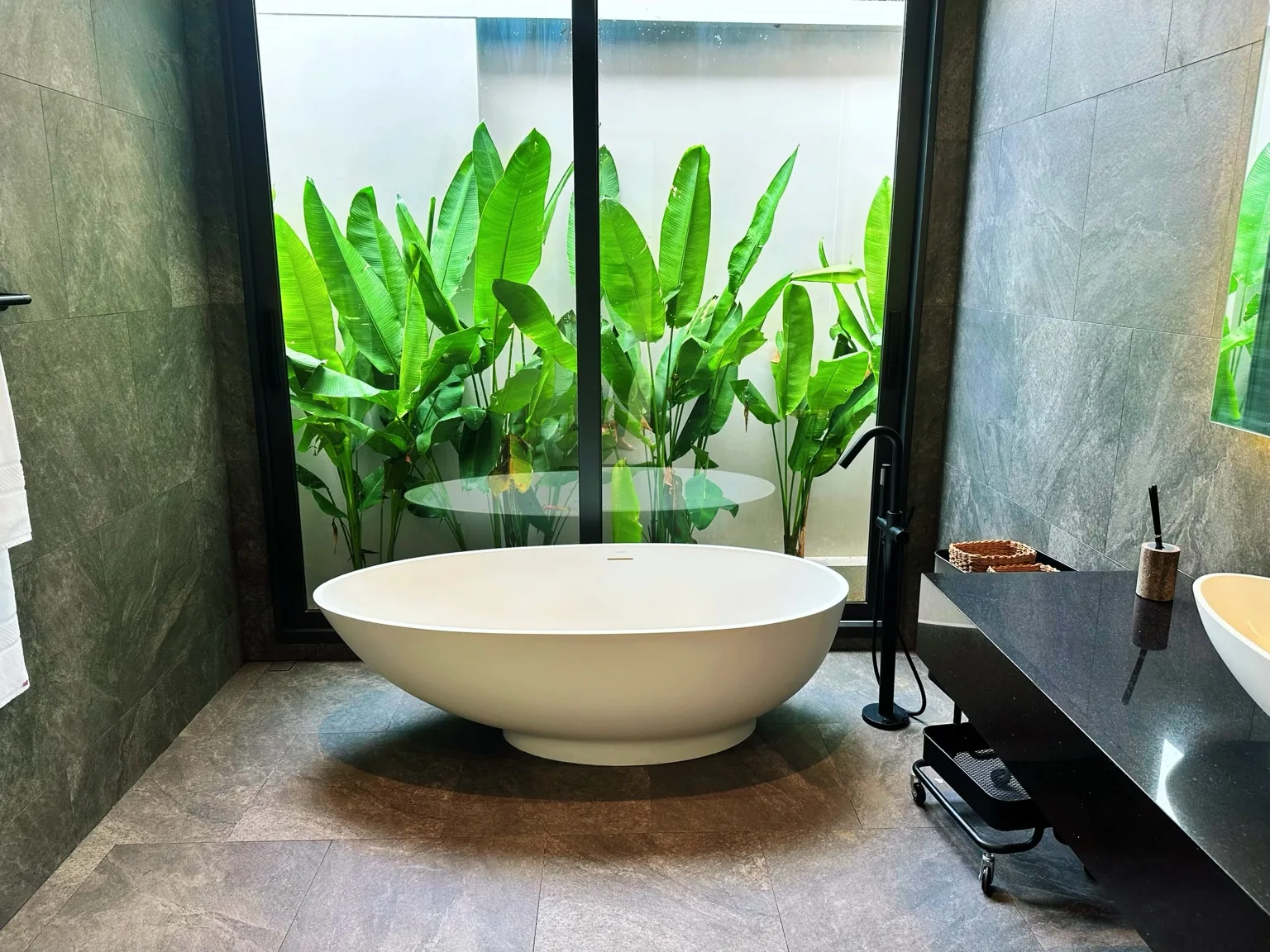 ภาพห้องน้ำ หิน อ่างล้างหน้า ที่ Charm Pool Villa Honeywood ราไวย์ ภูเก็ต ประเทศไทย
