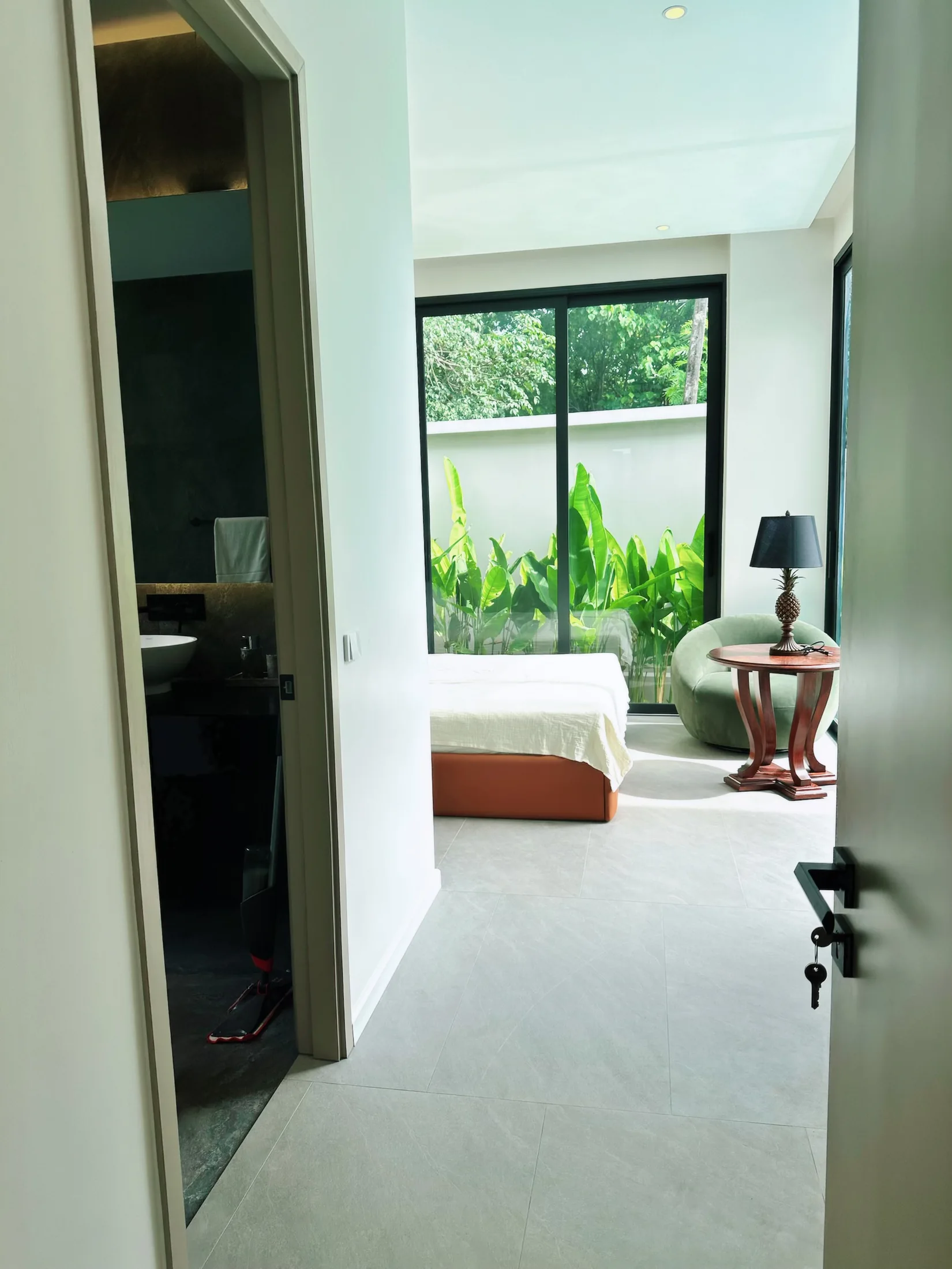 ภาพห้องนอนแขก ห้องนอน ทางเข้า ที่ Charm Pool Villa Honeywood ราไวย์ ภูเก็ต ประเทศไทย