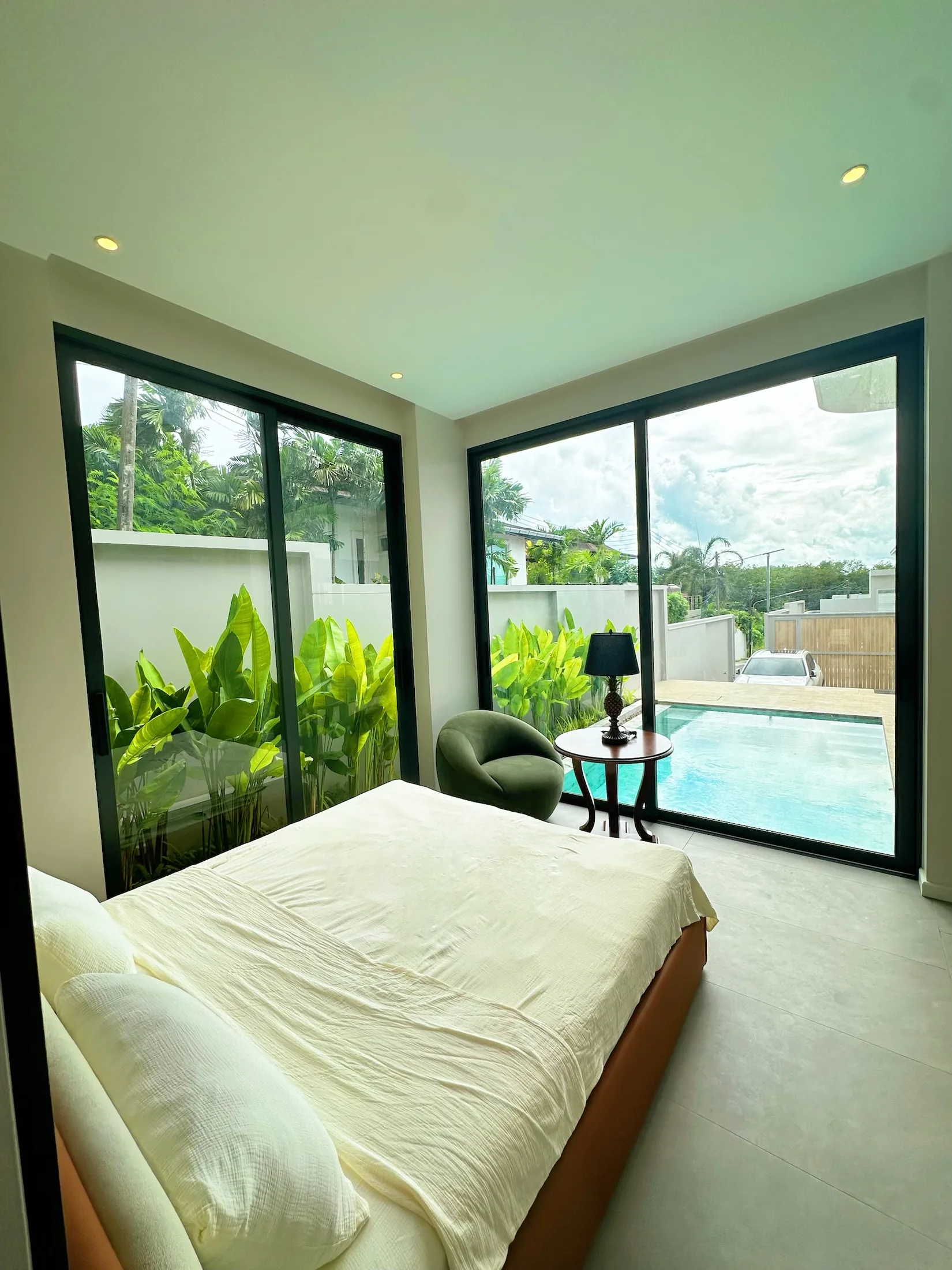 ภาพห้องนอนแขก ห้องนอน สวน วิว ที่ Charm Pool Villa Honeywood ราไวย์ ภูเก็ต ประเทศไทย