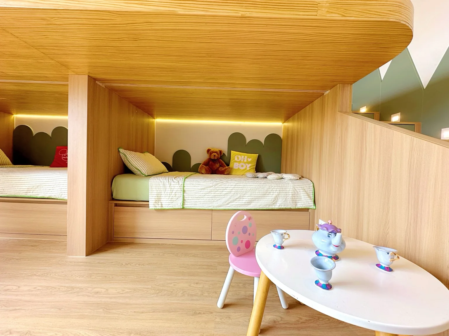 ภาพห้องเด็ก ห้องนอน ลอฟต์ เตียง ที่ Charm Pool Villa Honeywood ราไวย์ ภูเก็ต ประเทศไทย