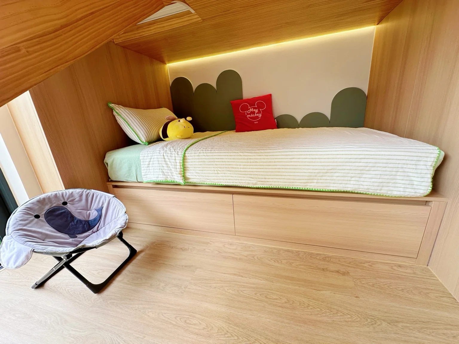 ภาพห้องเด็ก ห้องนอน ชั้นบน สองชั้น ที่ Charm Pool Villa Honeywood ราไวย์ ภูเก็ต ประเทศไทย
