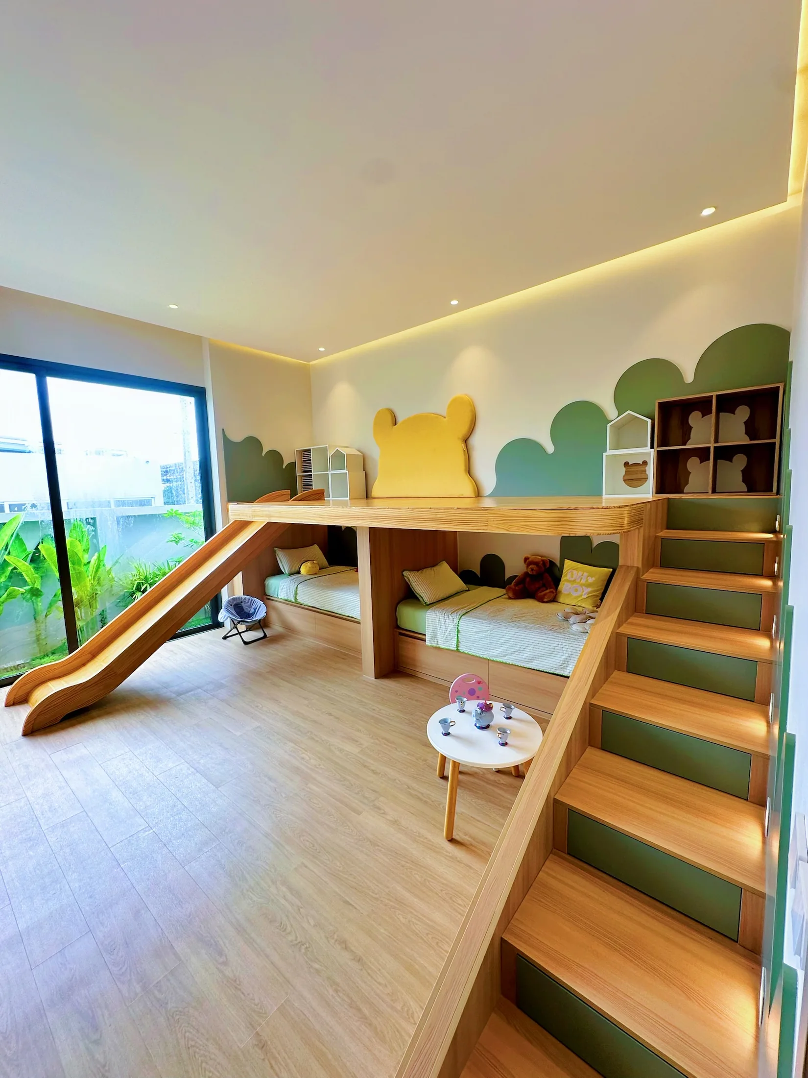 ภาพห้องเด็ก ห้อง สอง ระดับ เล่น พื้นที่ ที่ Charm Pool Villa Honeywood ราไวย์ ภูเก็ต ประเทศไทย