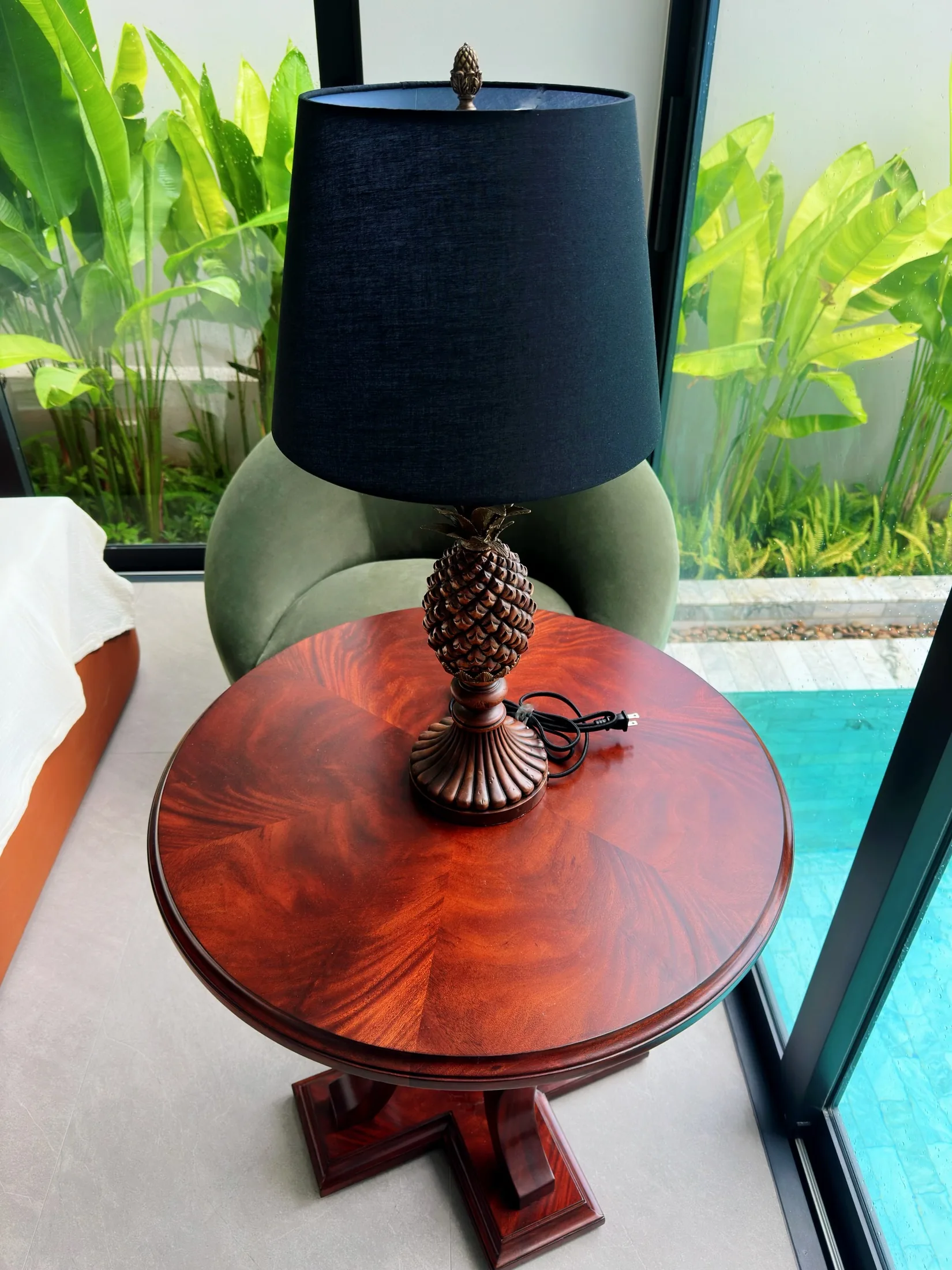 ภาพห้องนั่งเล่น ห้อง ข้าง โต๊ะ ที่ Charm Pool Villa Honeywood ราไวย์ ภูเก็ต ประเทศไทย