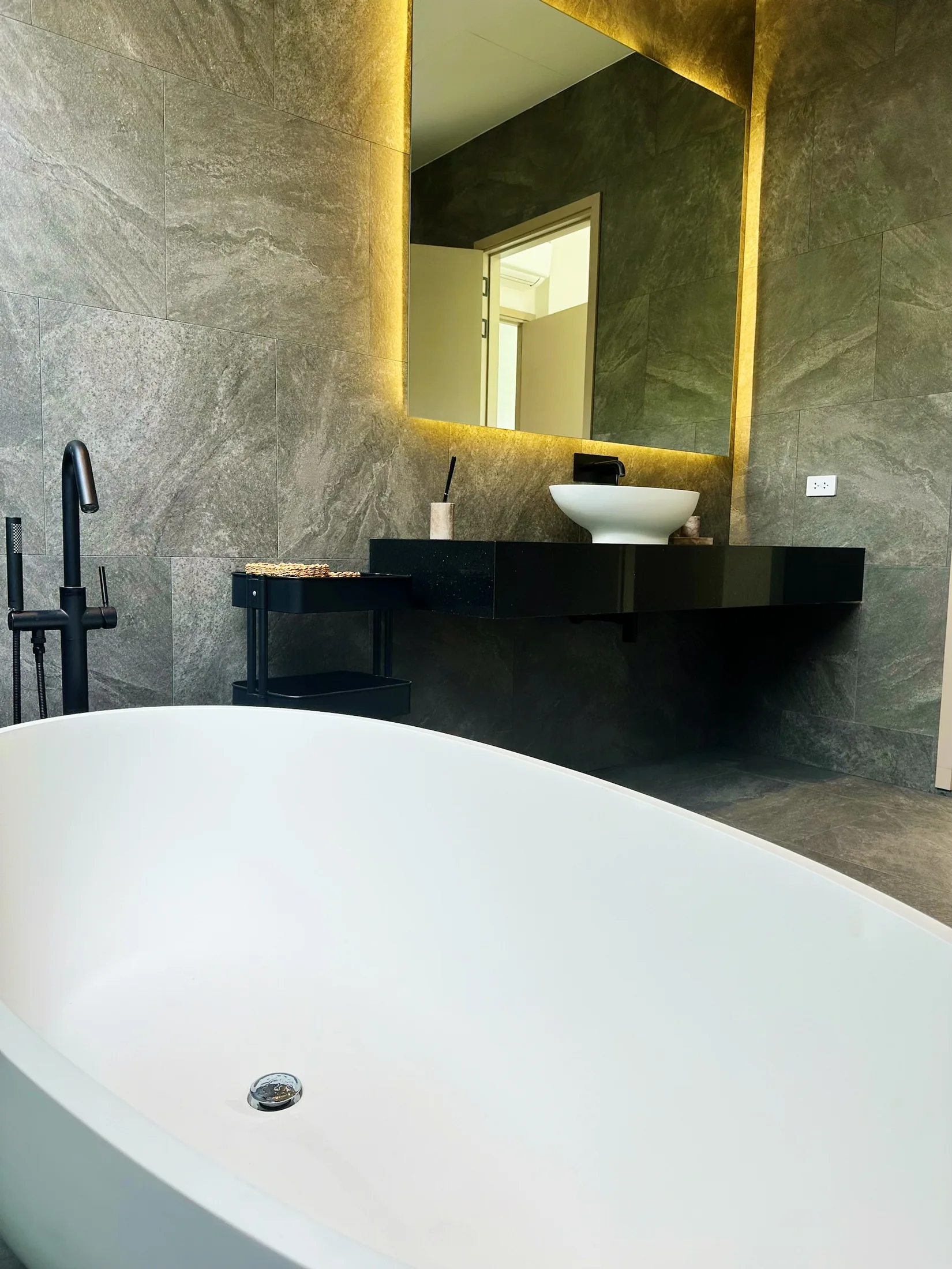 ภาพห้องนอนหลัก ห้องน้ำ อ่างอาบน้ำ ที่ Charm Pool Villa Honeywood ราไวย์ ภูเก็ต ประเทศไทย