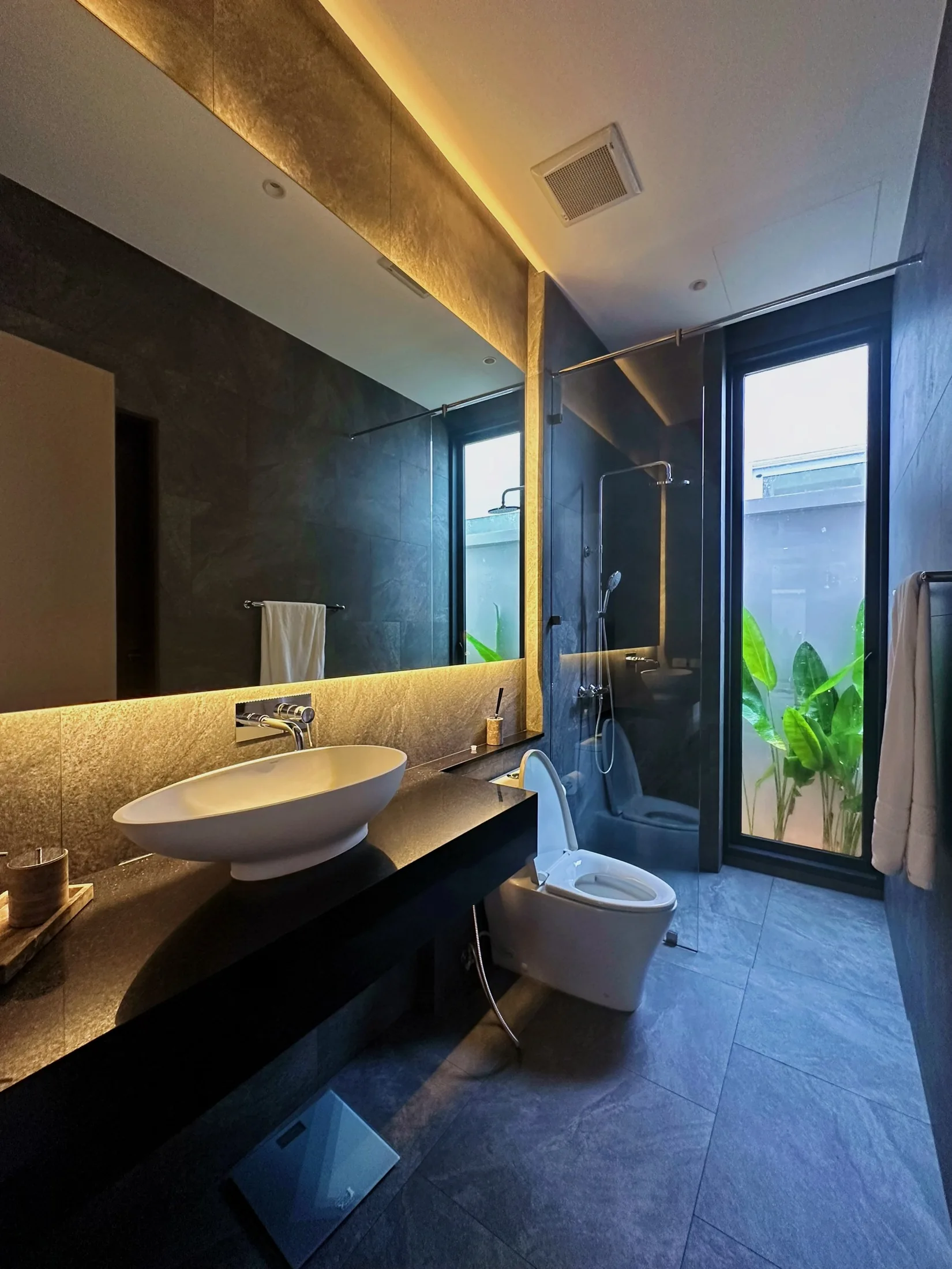 ภาพห้องนอนหลัก ห้องนอน โต๊ะเครื่องแป้ง โต๊ะทำงาน ที่ Charm Pool Villa Honeywood ราไวย์ ภูเก็ต ประเทศไทย