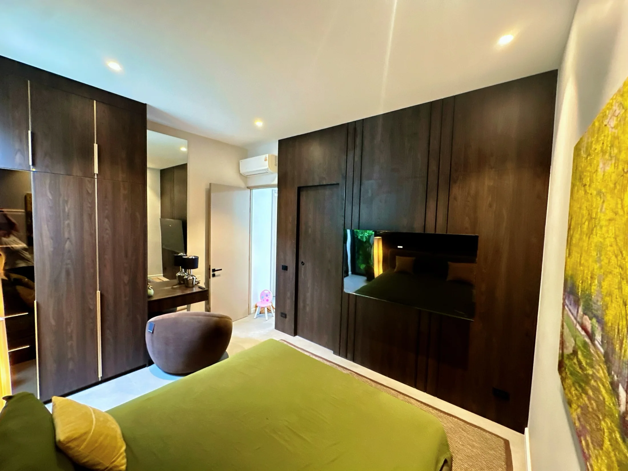ภาพห้องนอนหลัก ห้องนอน ตู้เสื้อผ้า ที่ Charm Pool Villa Honeywood ราไวย์ ภูเก็ต ประเทศไทย