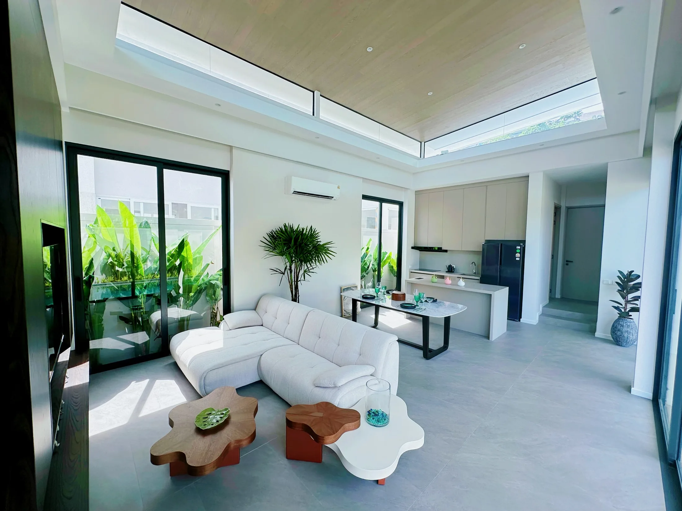 ภาพเปิดโล่ง แปลน ห้องนั่งเล่น พื้นที่รับประทานอาหาร ที่ Charm Pool Villa Honeywood ราไวย์ ภูเก็ต ประเทศไทย