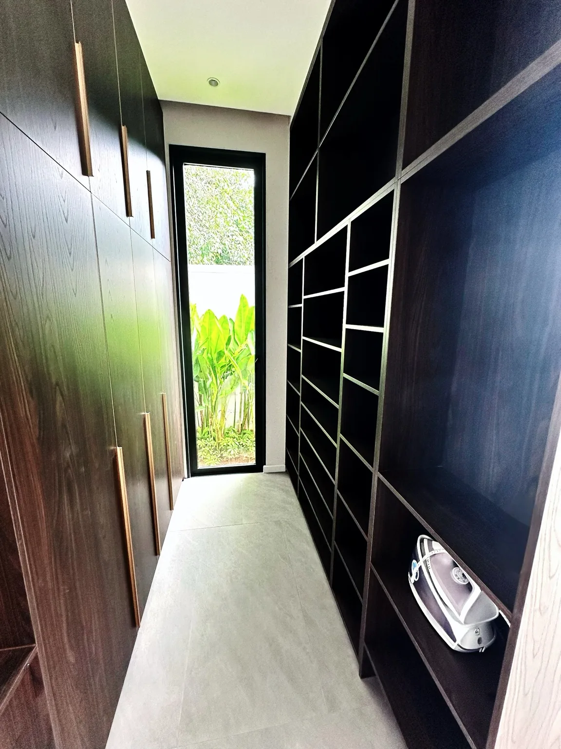 ภาพwalk in ตู้เสื้อผ้า ที่ Charm Pool Villa Honeywood ราไวย์ ภูเก็ต ประเทศไทย